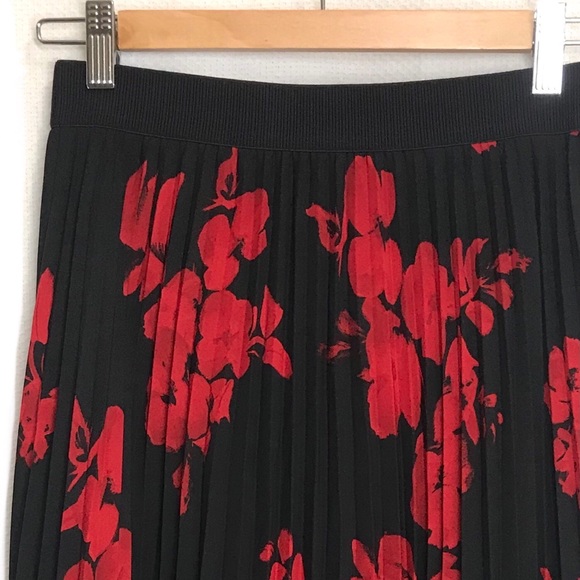 H&M lined pleated skirt - Picture 2 of 2